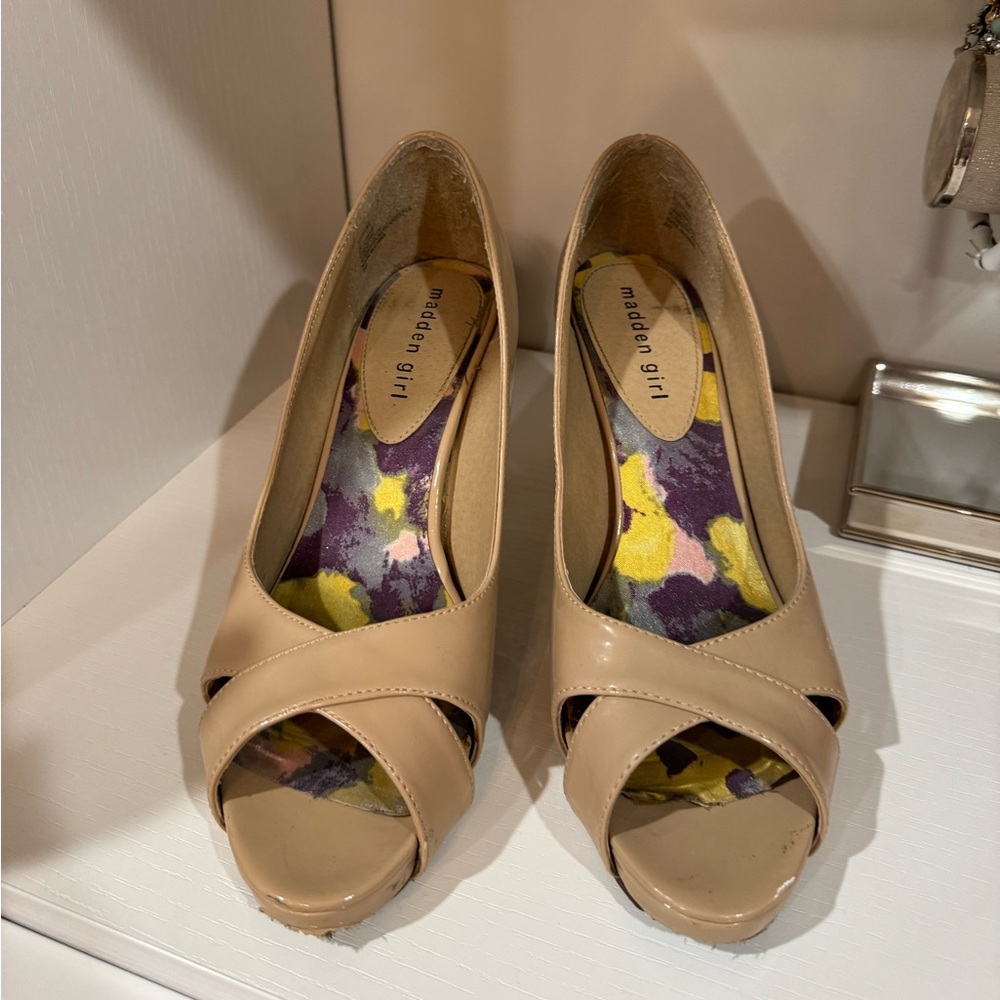 Madden Girl Gertee Size 9 Nude Pumps Open Toe